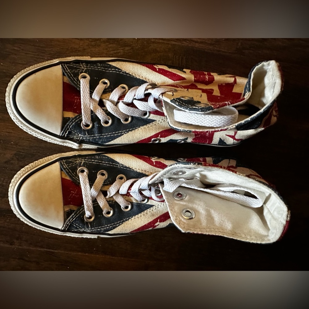 Union Jack converse Chuck Taylor's. Womens 8.5 Men's 6.5 super gently used